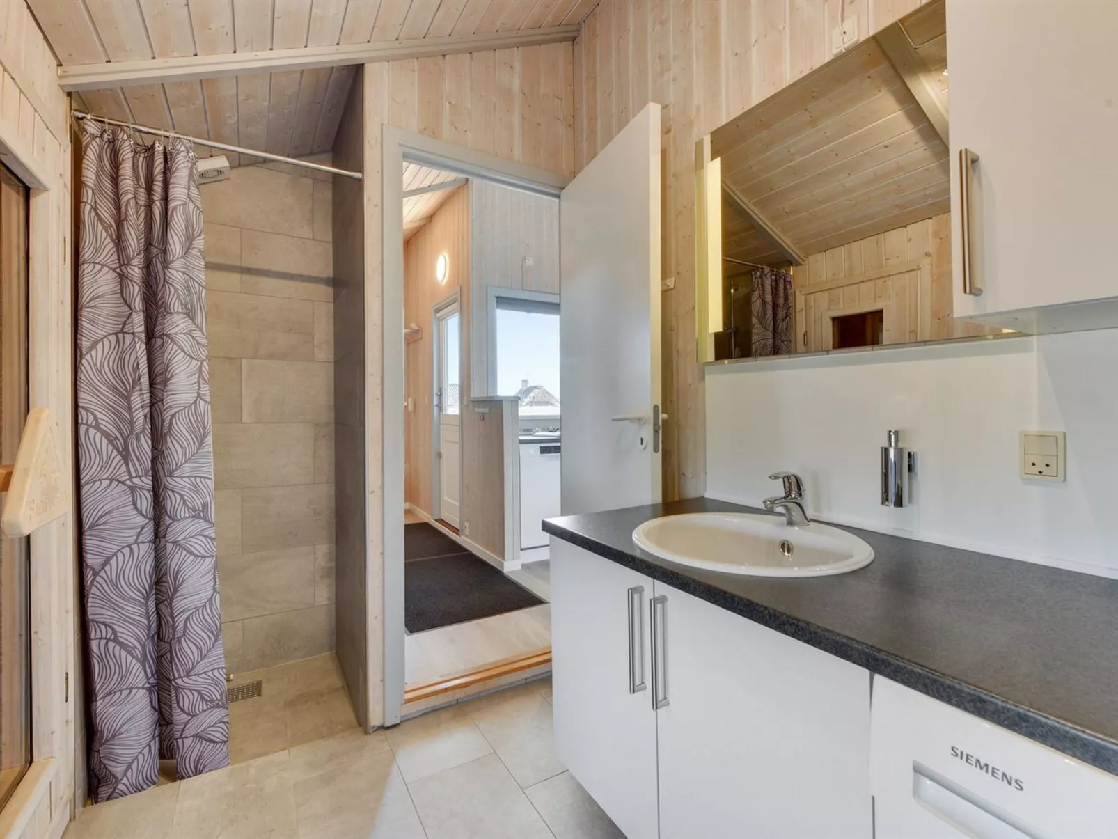 "Durita" - 600m to the fjord-Binnen