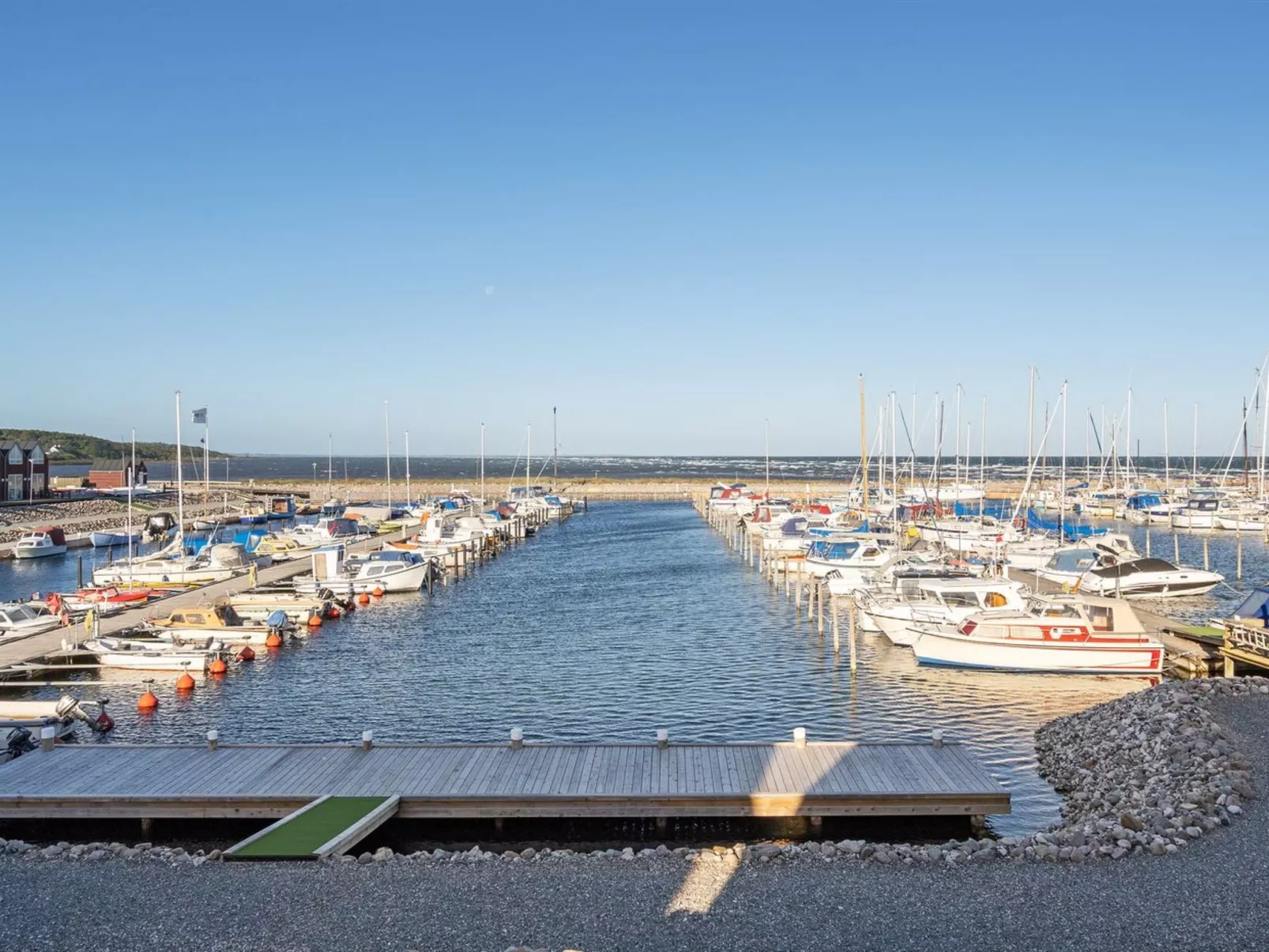 "Line" - 10m from the sea-Buiten