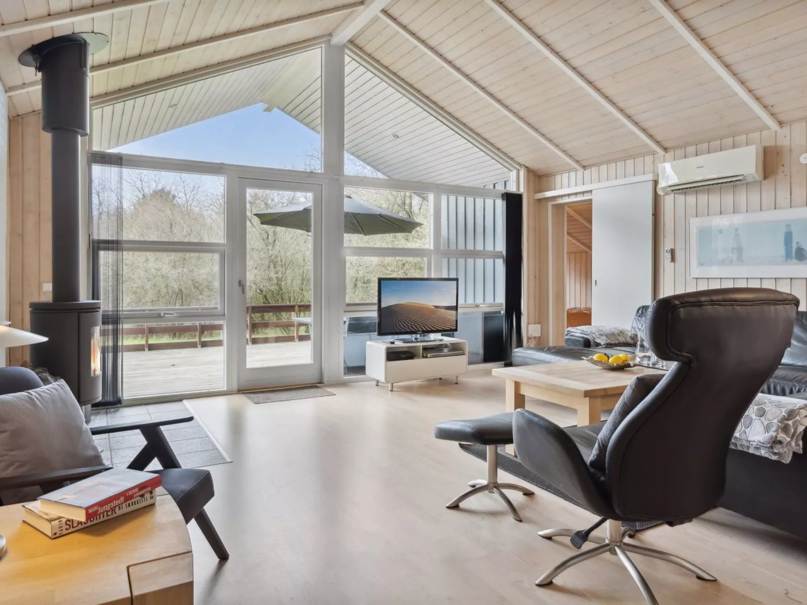 "Elif" - 30km from the sea-Binnen