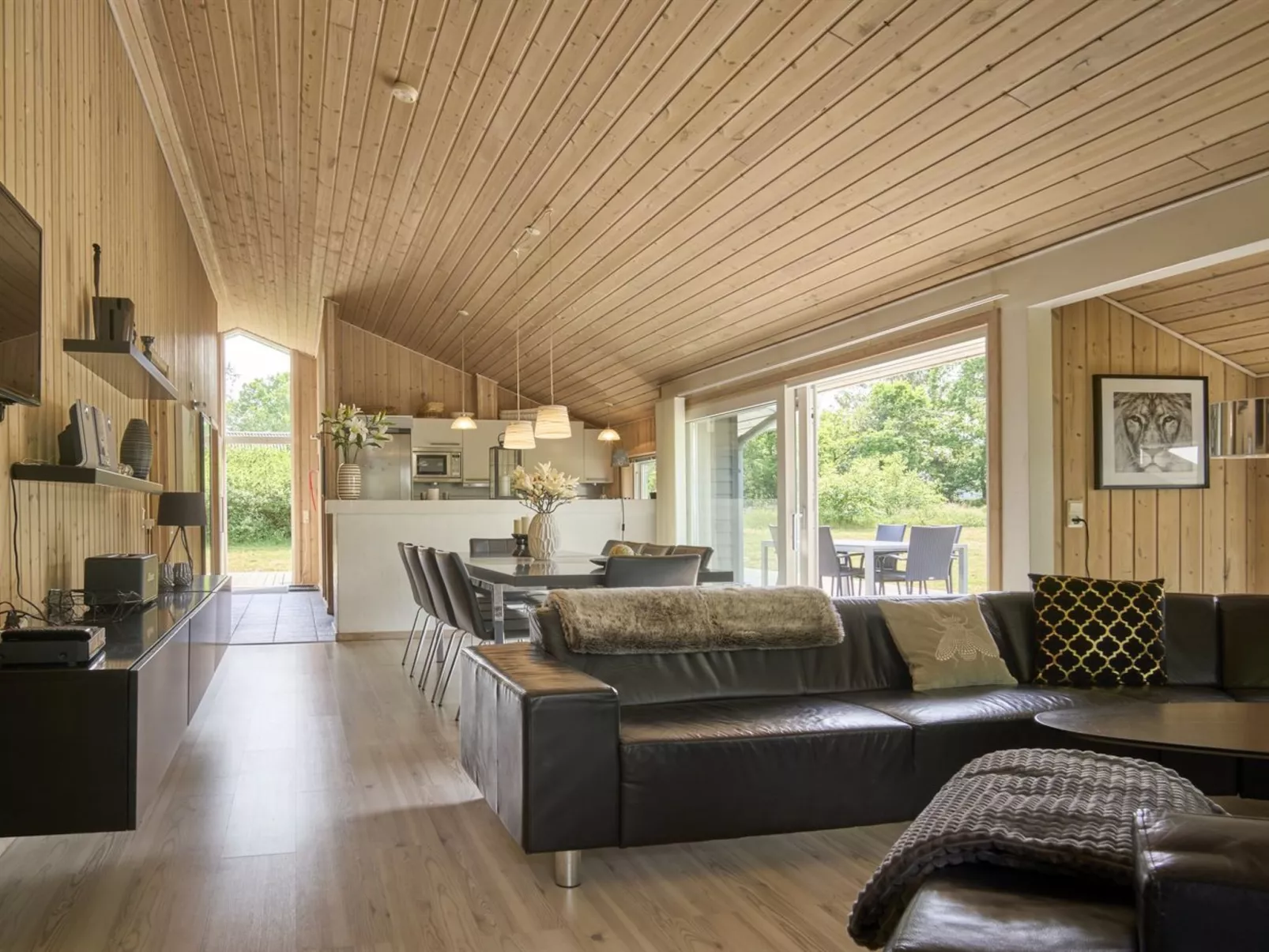 "Rudolf" - 400m from the sea-Binnen