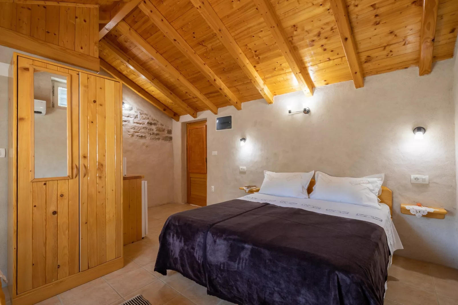 Stone House Harmony -Studio Apartment with Patio and Garden View ( 2 )-Binnen