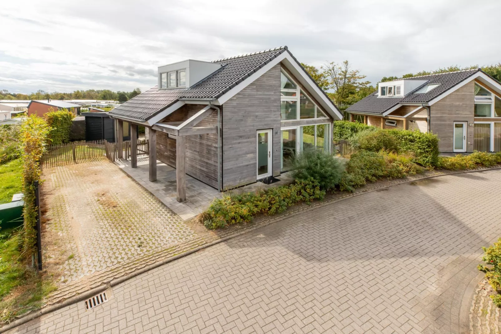 Zonnedorp Kavel 10 Renesse | Villa near the Beach & with Spacious Garden-Buitenkant zomer