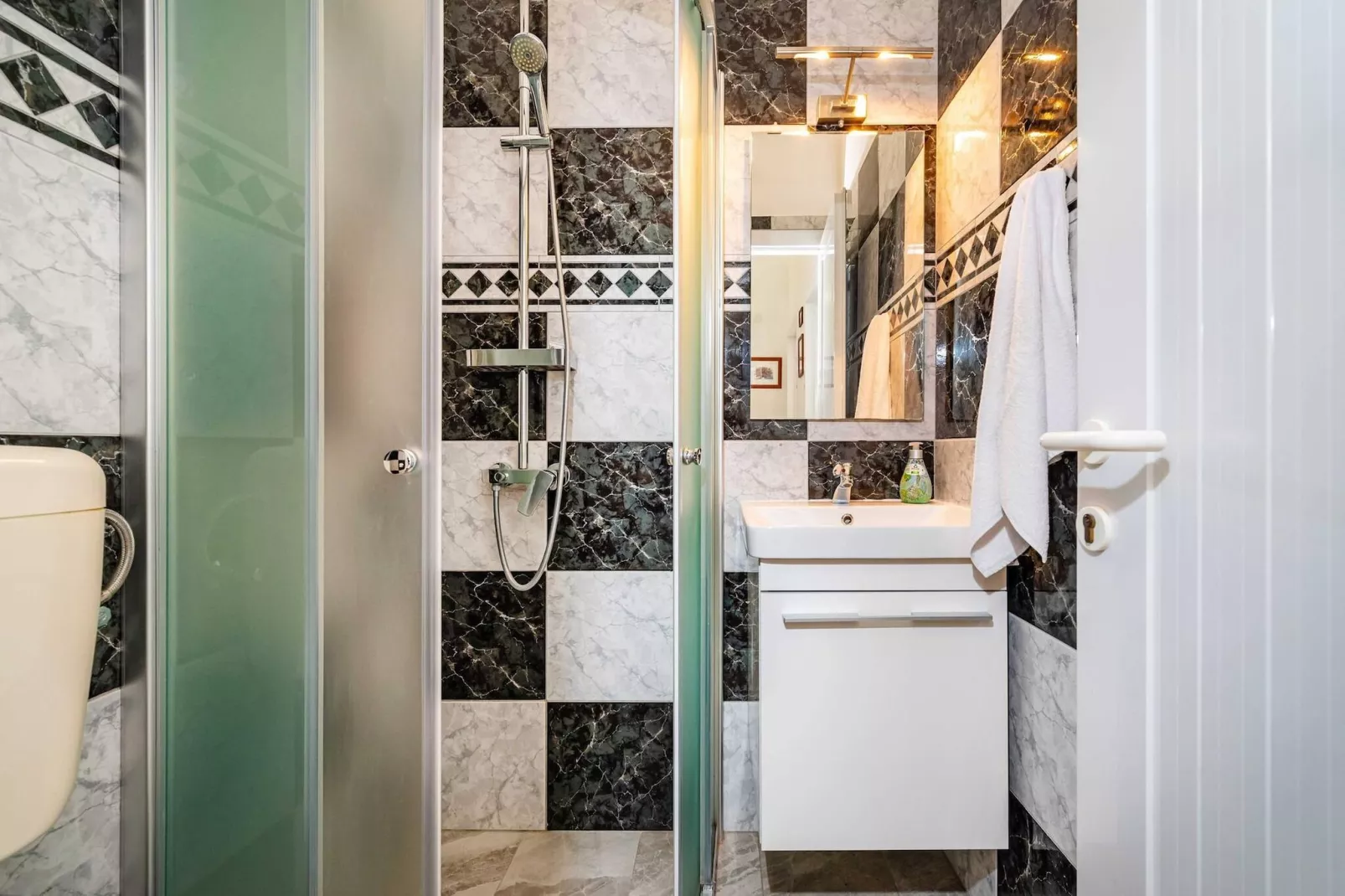 Sea view apartment Dajana-Badkamer