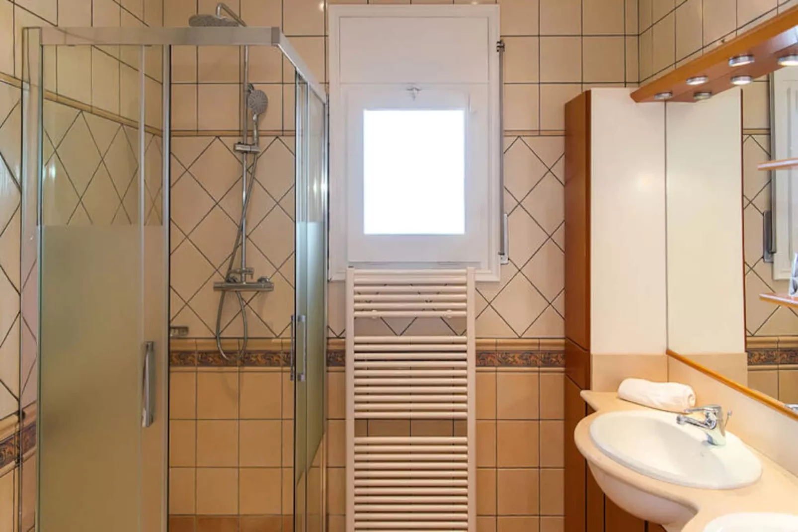 Maison à Roses-Niet-getagd