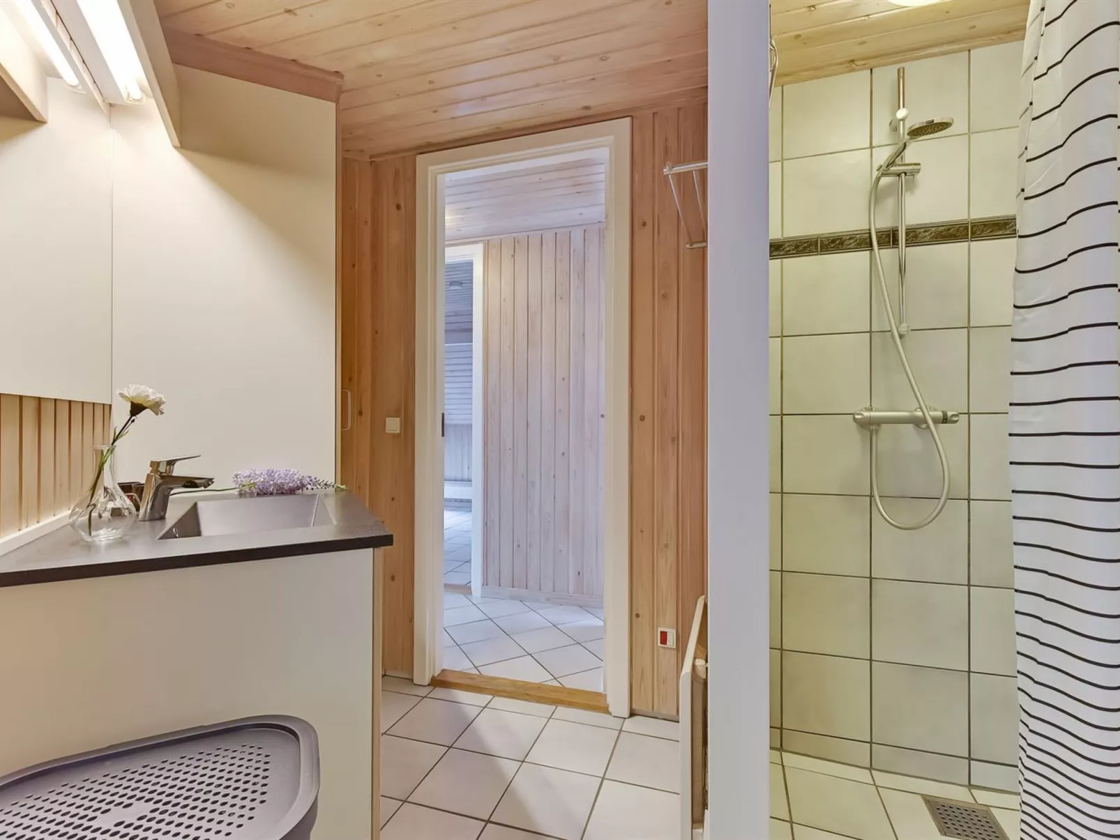 "Ellanor" - 1km from the sea-Binnen