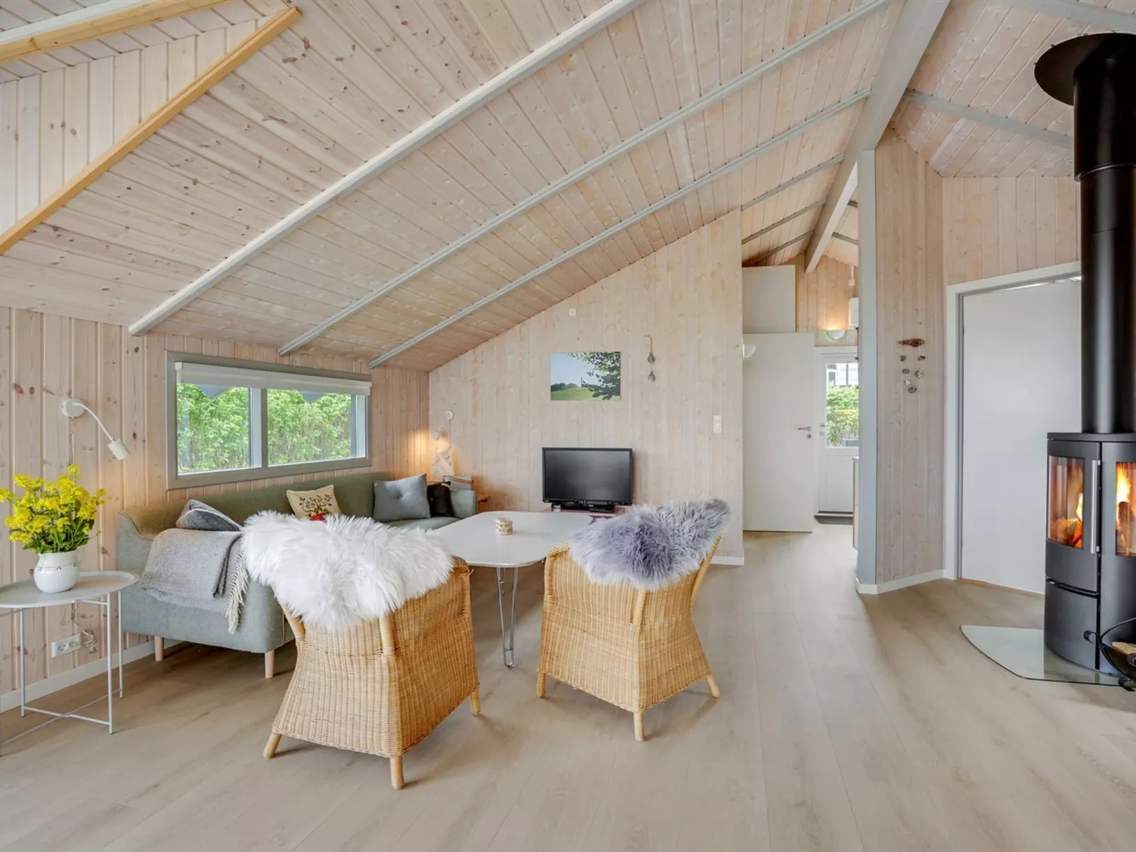 "Ely" - 300m from the sea-Binnen