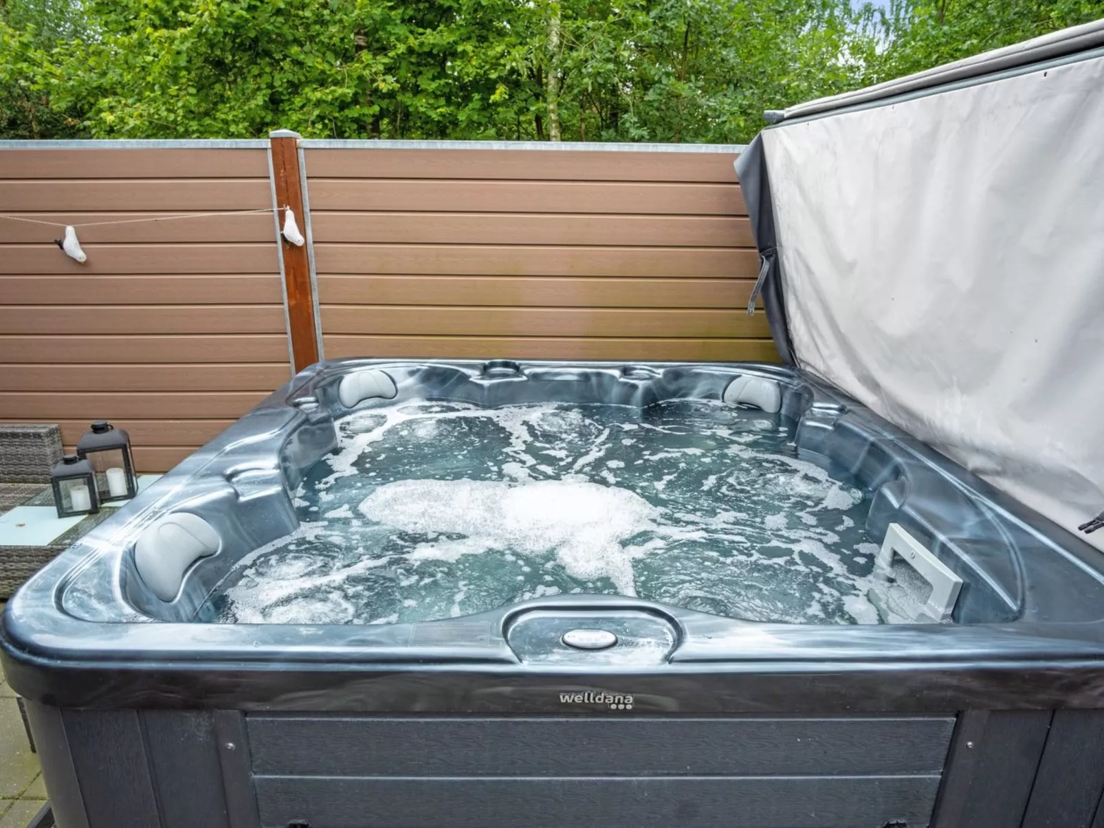 "Frederica" - 30km from the sea-Binnen