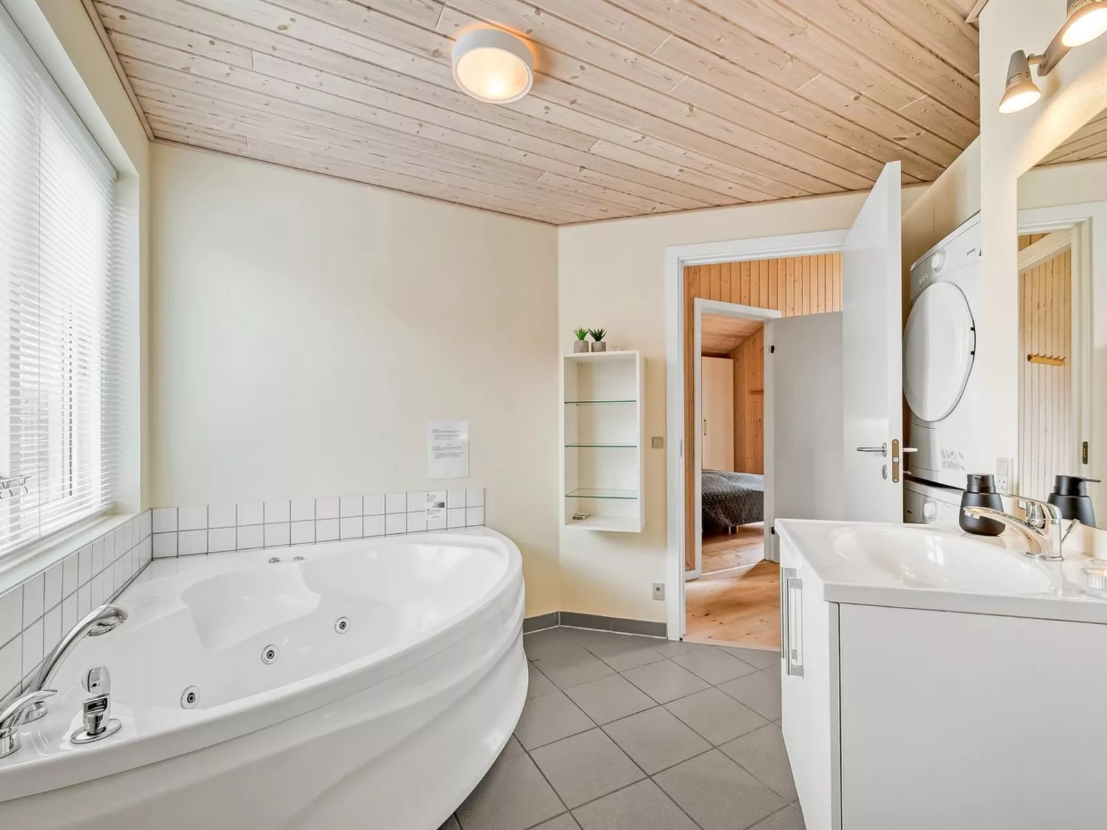 "Aurelie" -  from the sea-Binnen