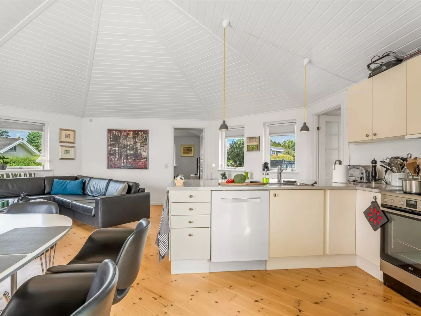 "Glenda" - 2.1km from the sea-Binnen