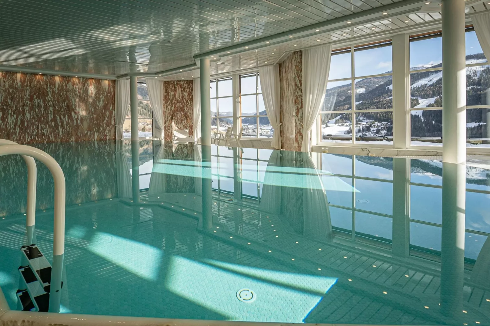 Bad Kleinkirchheim Lush and Spacious Villa with Indoor Pool and Wellness - Seven Bedroom Villa-Zwembad