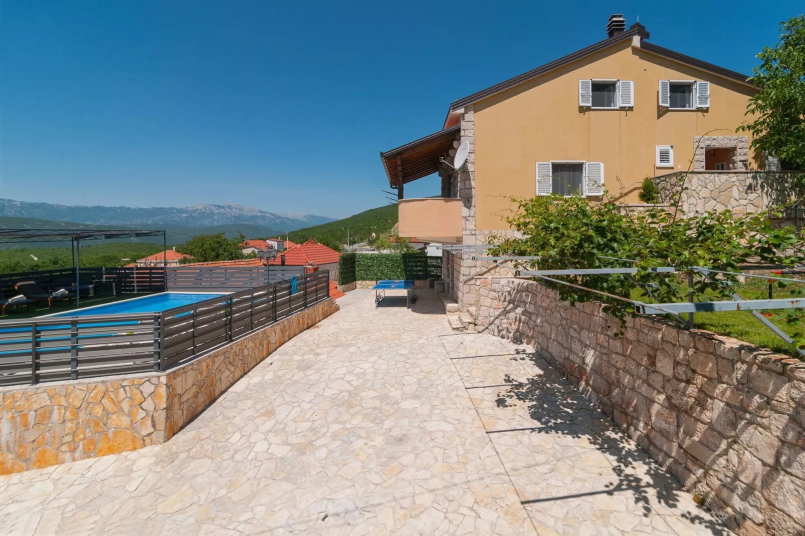 Five-Bedroom Home-Zwembad