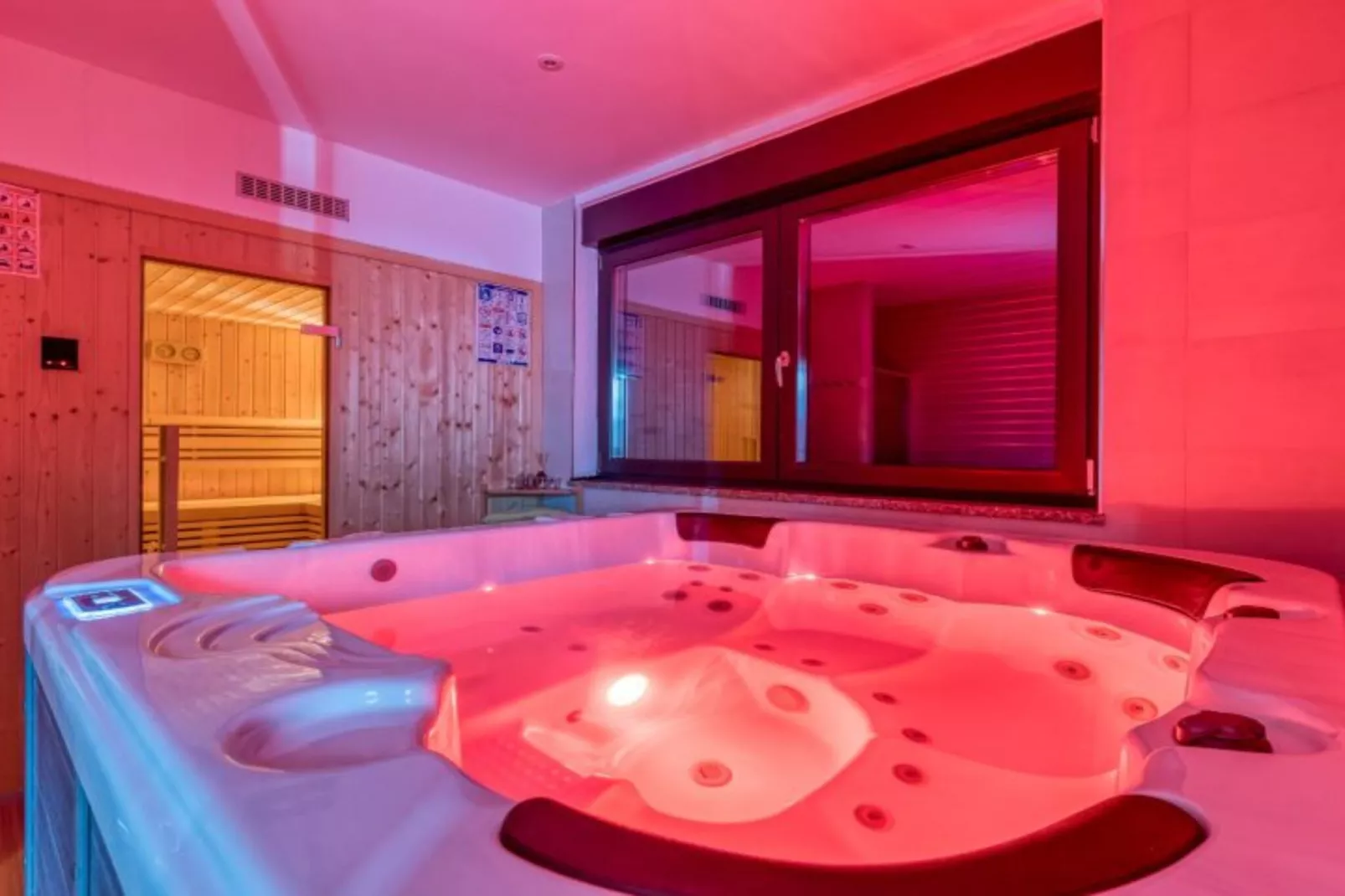 Four Bedroom Holiday House Mali Raj with Pool-Zwembad