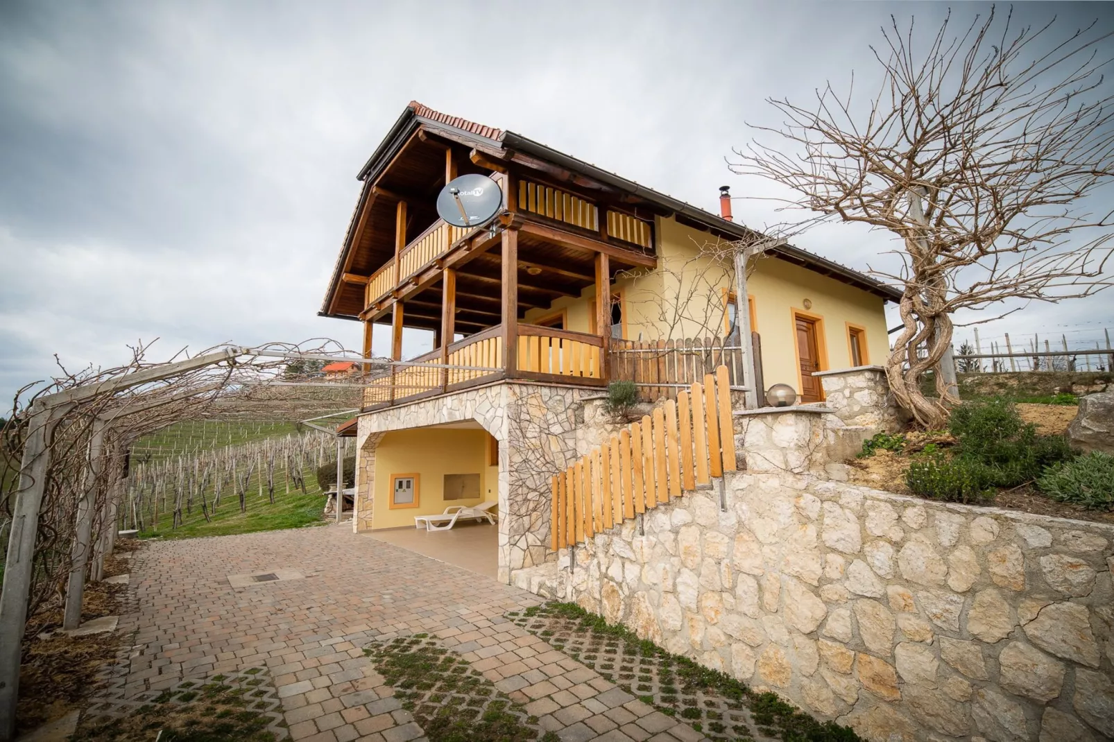 Vivid Hillside Country House with Hot-Tub and Sauna - Two Bedroom Country House-Buitenlucht