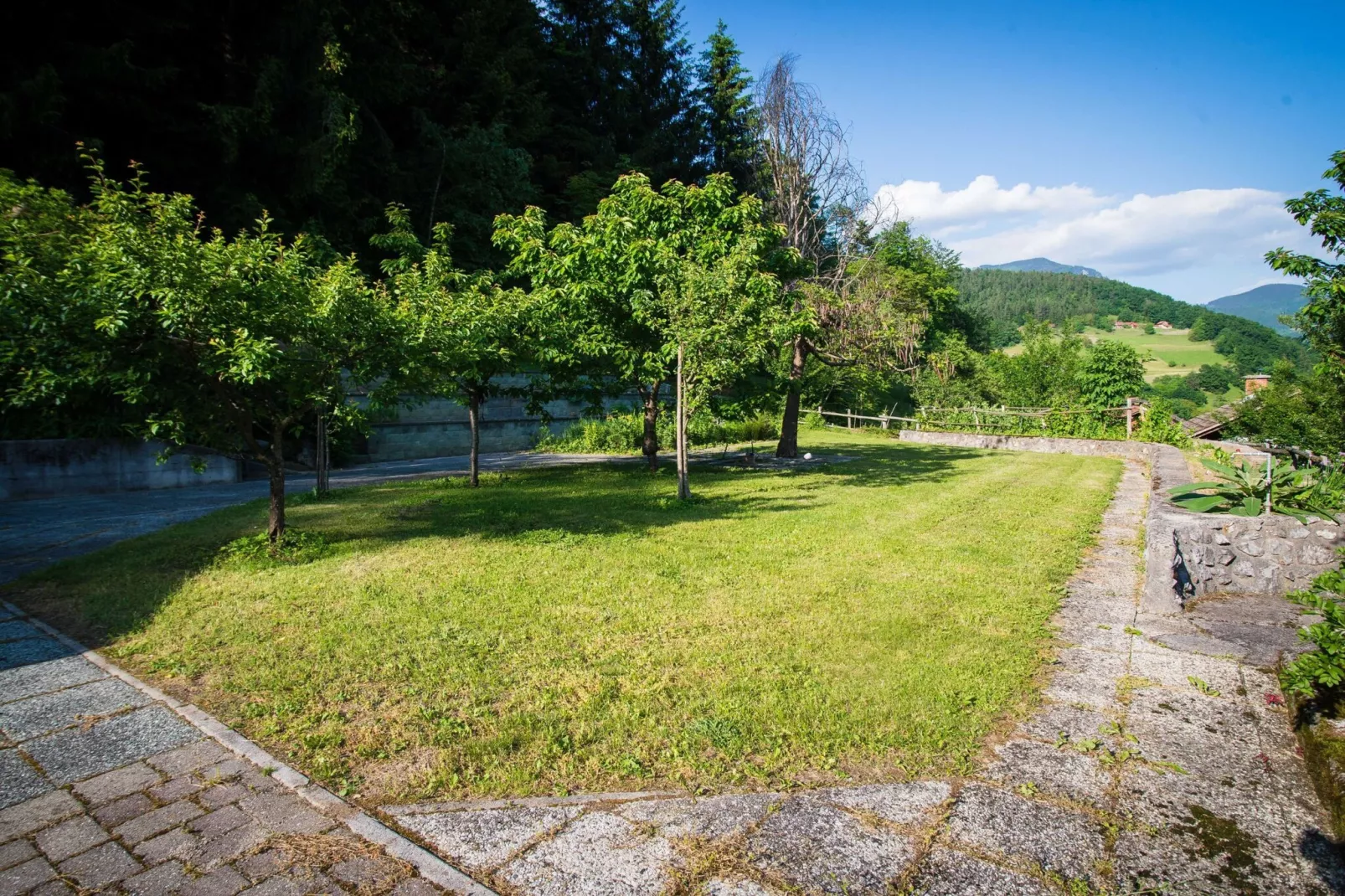 Rustic Authentic Holiday Home with Terrace and Wood Stove - Three Bedroom Holiday Home with Terrace-Buitenlucht