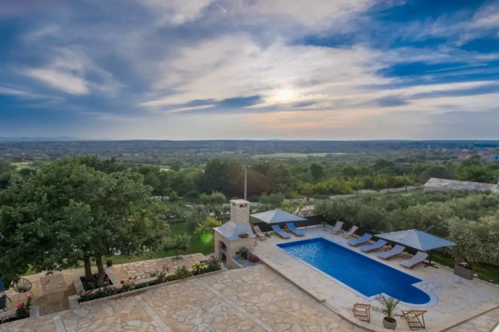 Holiday House BALEN with Swimming Pool - Six Bedroom Holiday House With Pool-Zwembad