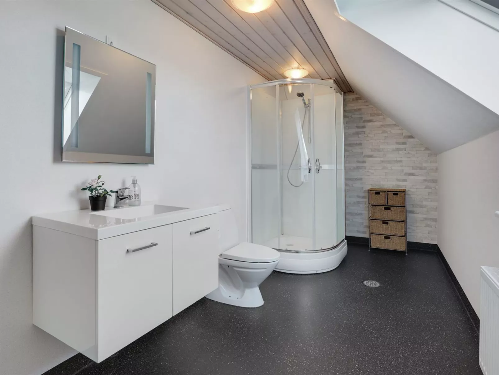 "Markhild" - 300m to the fjord-Binnen