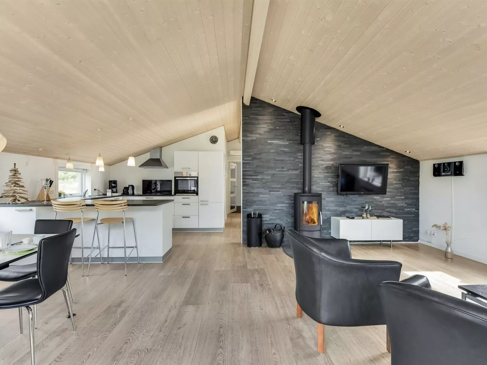 "Lav" - 3.8km from the sea-Binnen