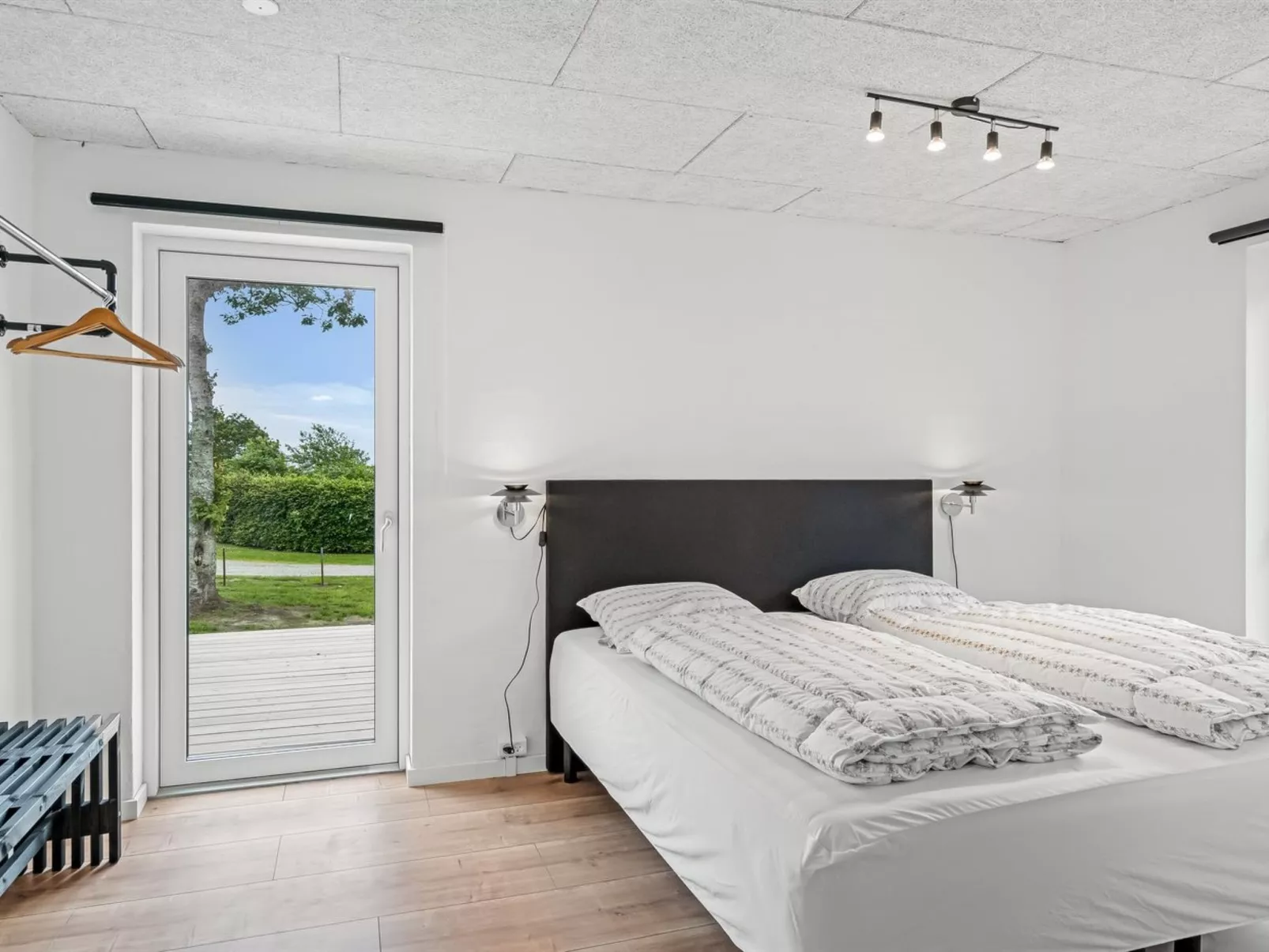 "Tonna" -  from the sea-Binnen