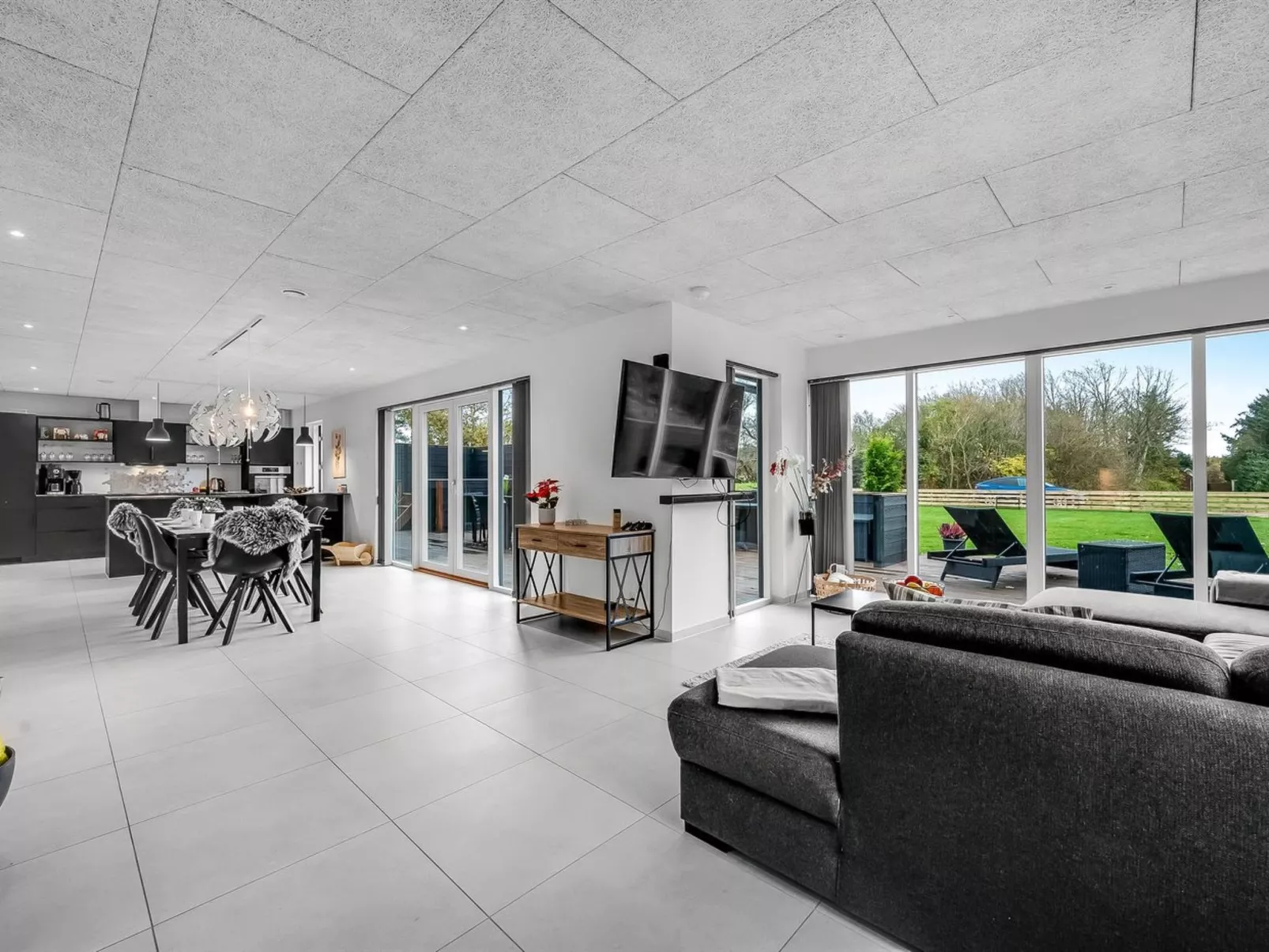 "Elisaveta" - 400m to the fjord-Binnen