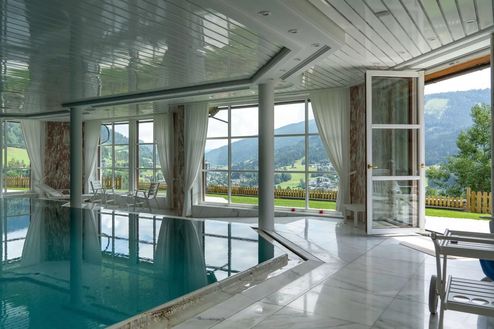 Bad Kleinkirchheim Lush and Spacious Villa with Indoor Pool and Wellness - Seven Bedroom Villa-Zwembad