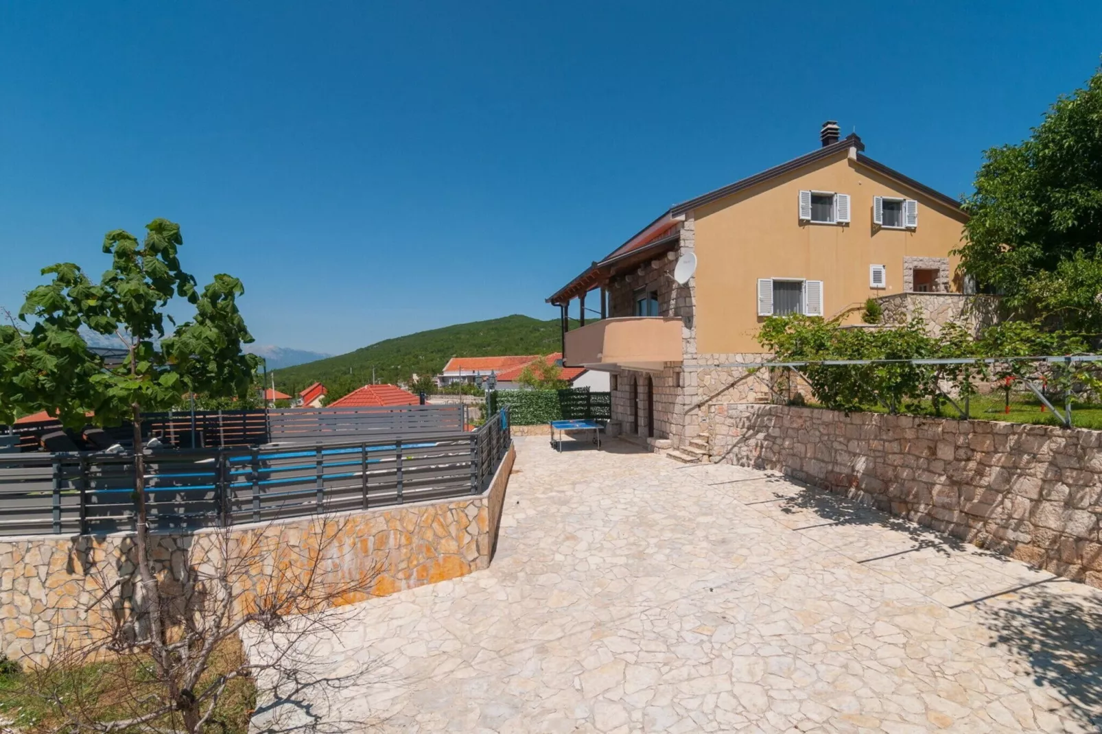 Five-Bedroom Home-Zwembad