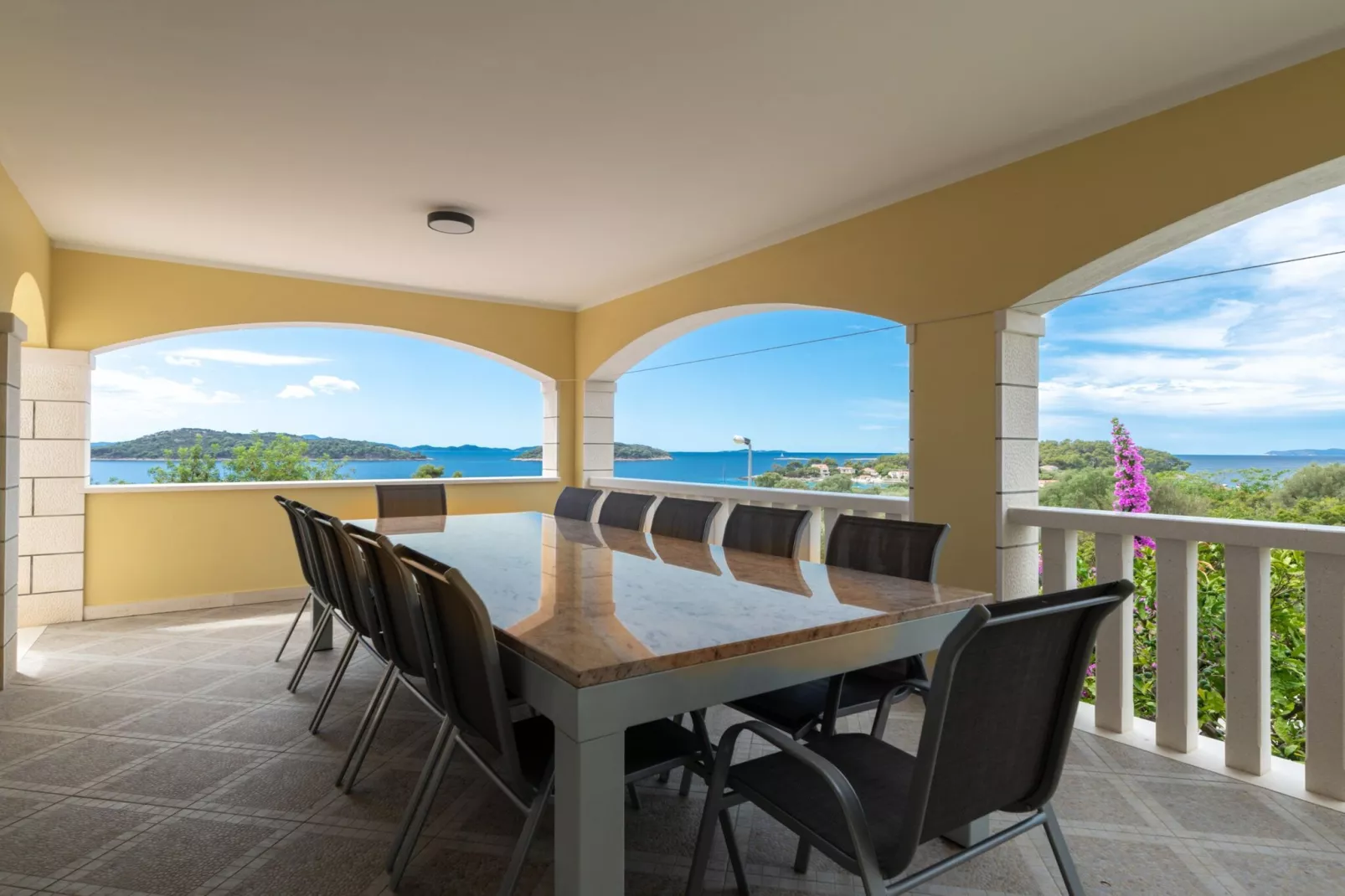 Modern Villa with Pool-Terras