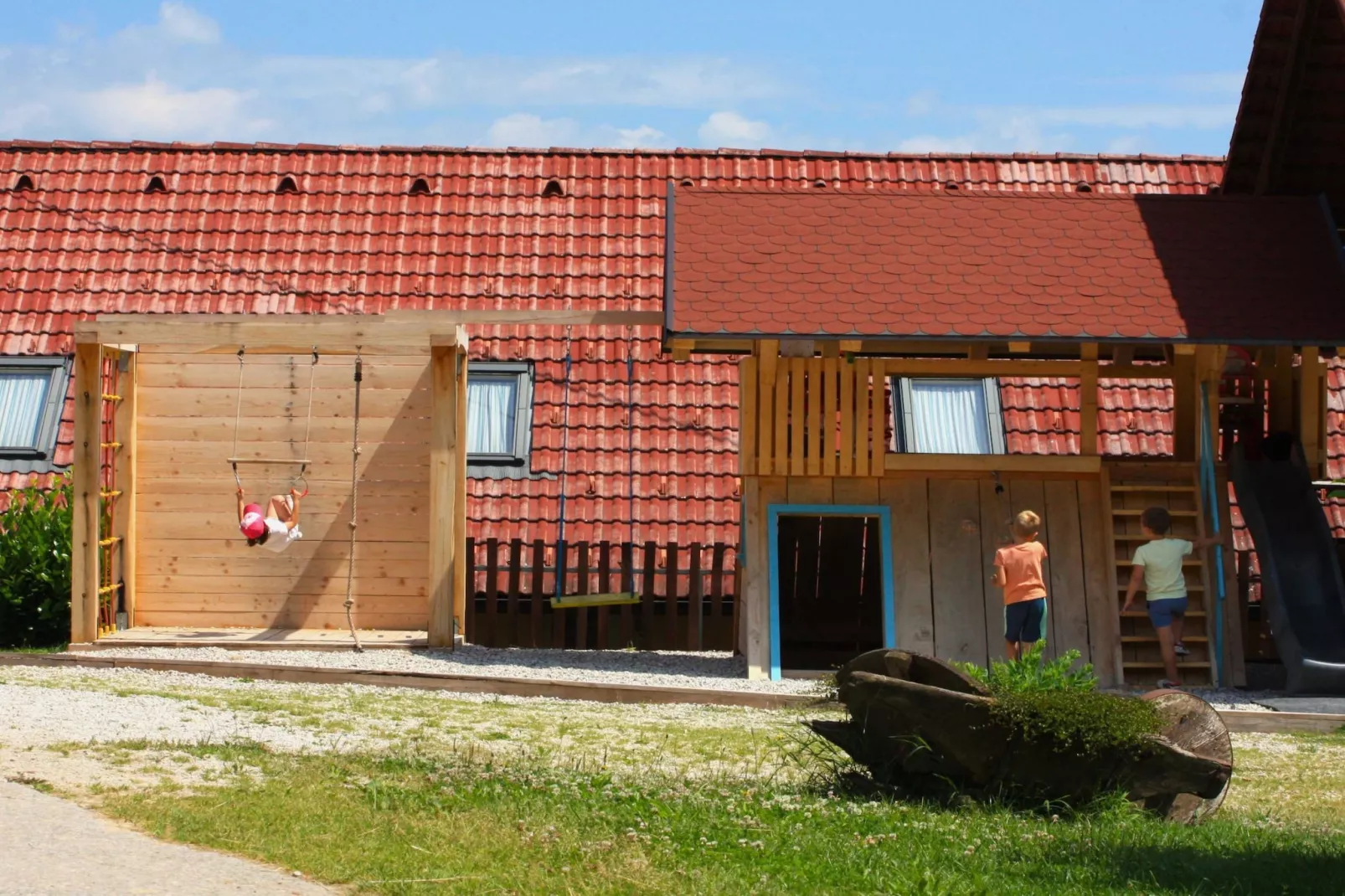 Zevnik Quiet Retreat with Stunning Views and Equestrian Activities - Family Room with Private Bathroom 8-Buitenlucht