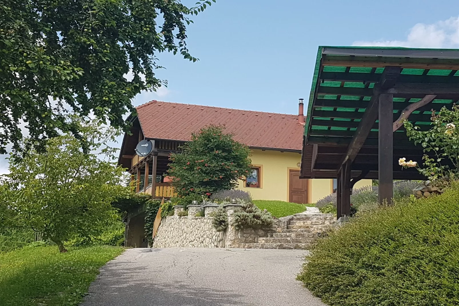 Vivid Hillside Country House with Hot-Tub and Sauna - Two Bedroom Country House-Buitenlucht