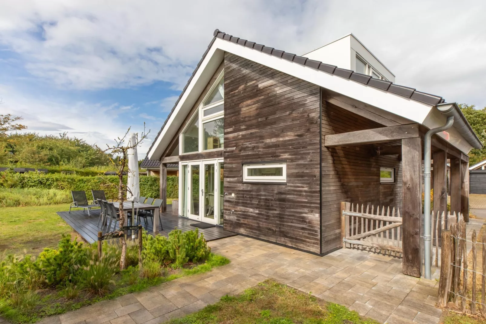 Zonnedorp Kavel 10 Renesse | Villa near the Beach & with Spacious Garden-Buitenkant zomer