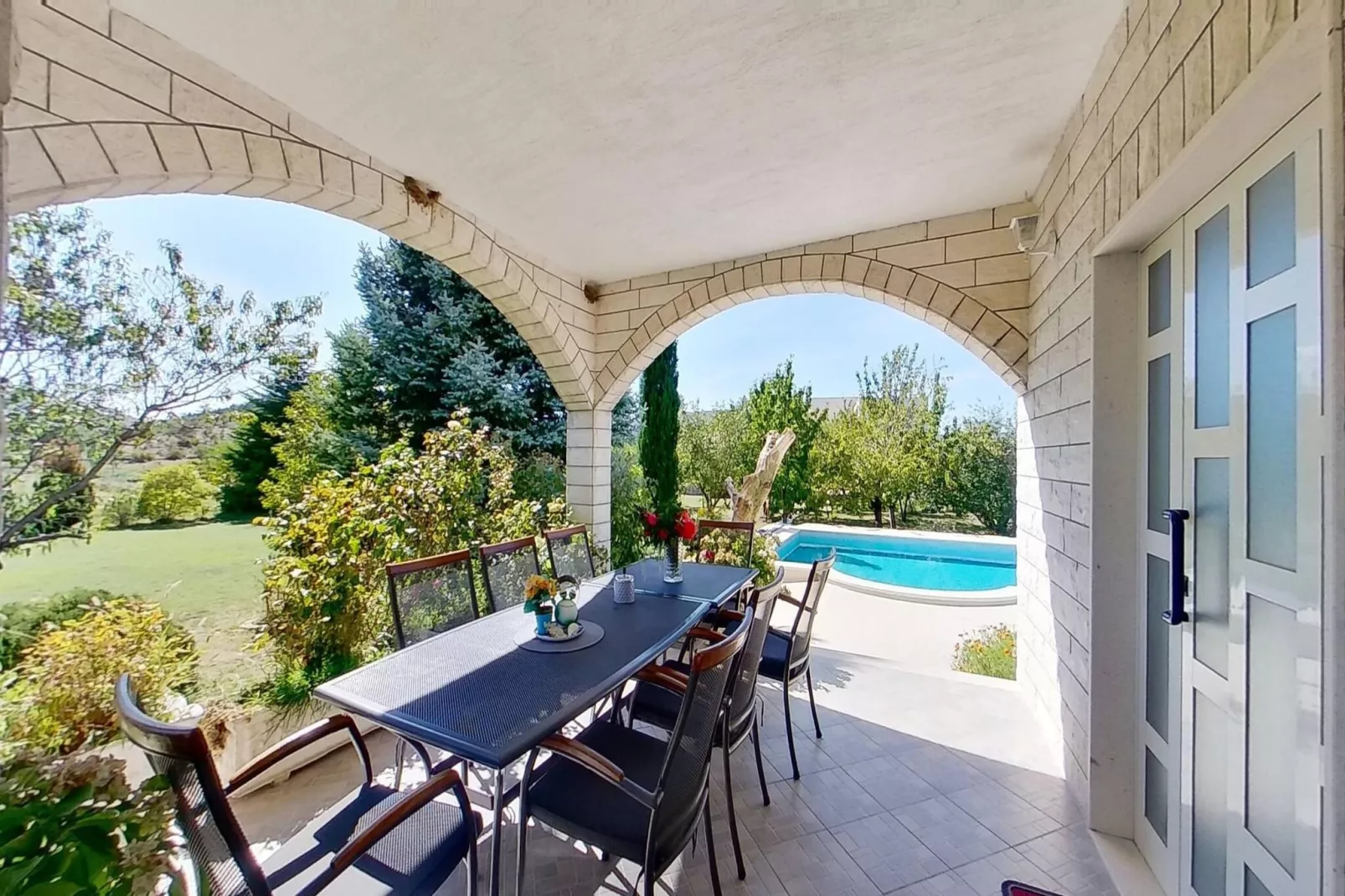 Sport & Spa Villa Neoric-Terrasbalkon