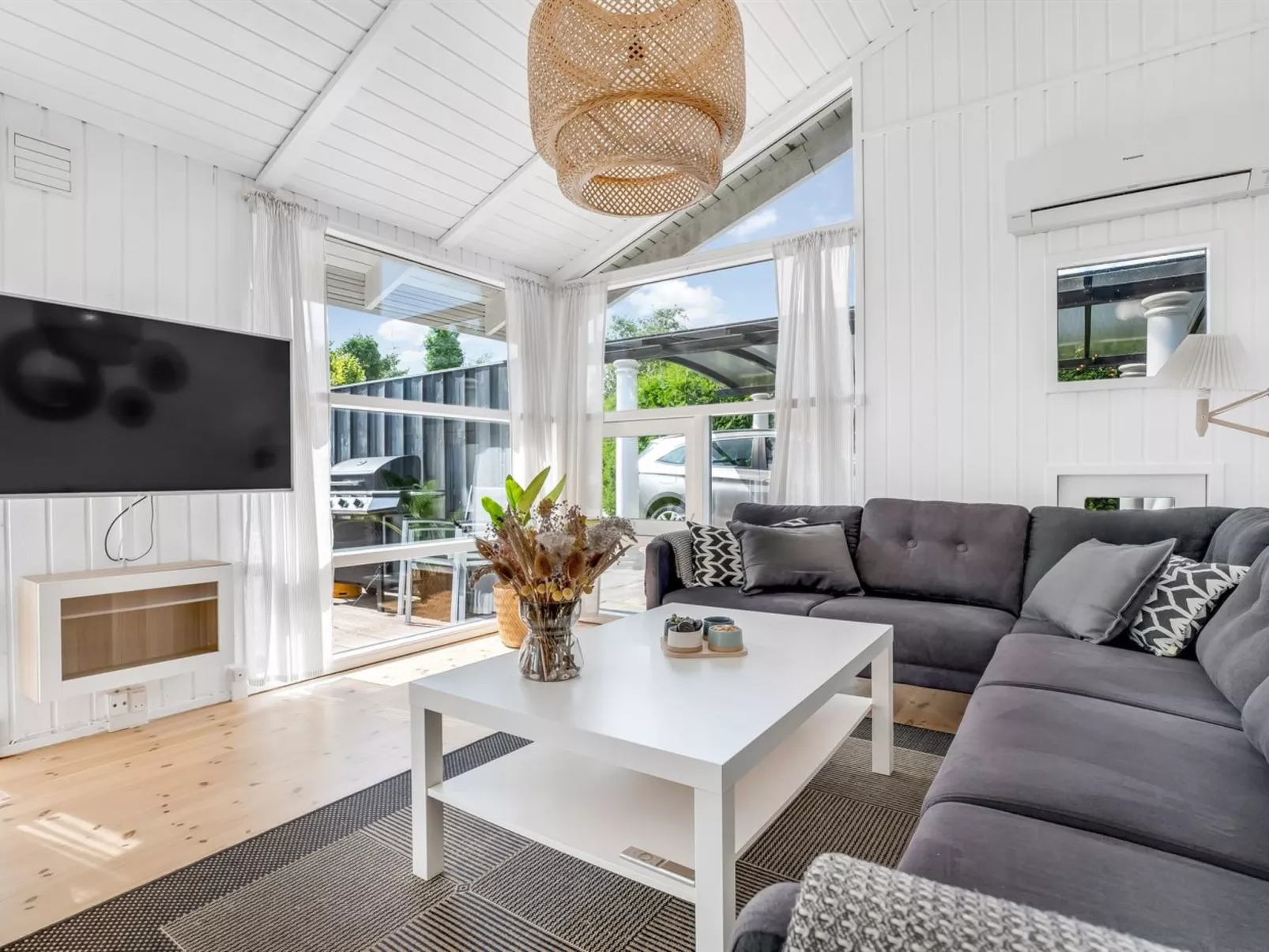 "Ellie" - 700m from the sea-Binnen