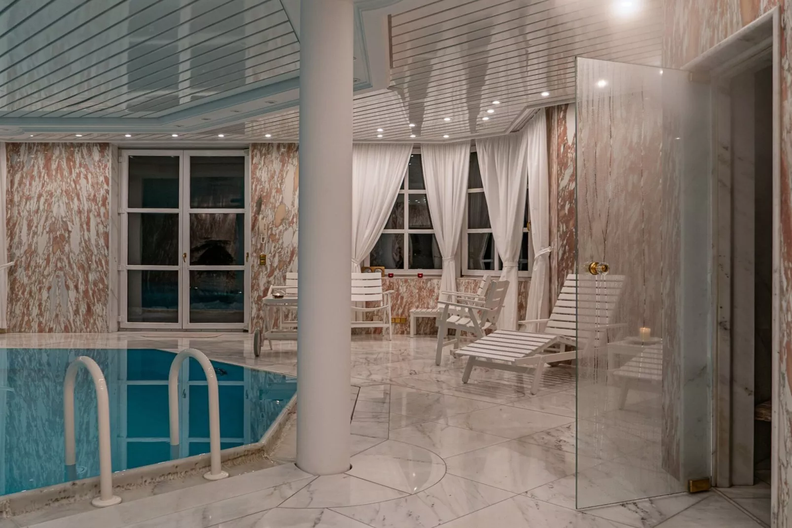 Bad Kleinkirchheim Lush and Spacious Villa with Indoor Pool and Wellness - Seven Bedroom Villa-Zwembad