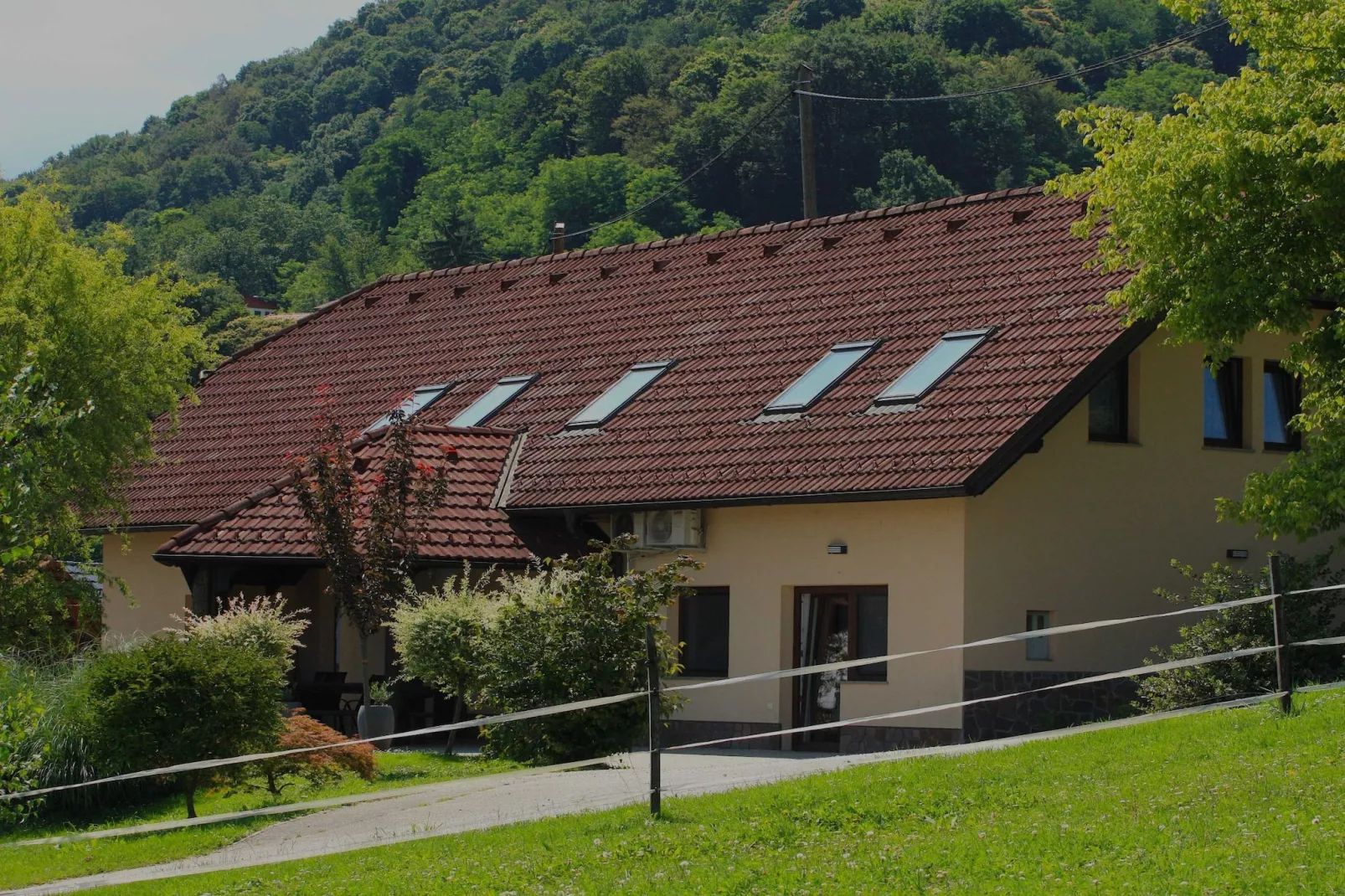 Zevnik Quiet Retreat with Stunning Views and Equestrian Activities - Family Room with Private Bathroom 8-Buitenlucht