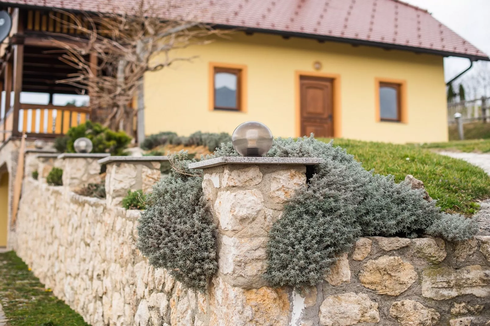 Vivid Hillside Country House with Hot-Tub and Sauna - Two Bedroom Country House-Buitenlucht