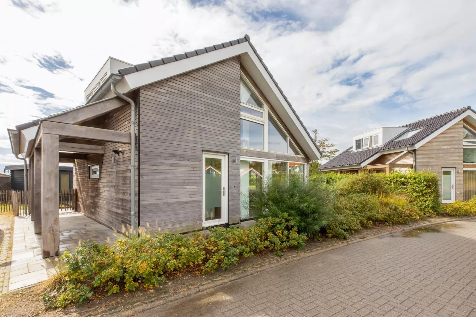 Zonnedorp Kavel 10 Renesse | Villa near the Beach & with Spacious Garden-Buitenkant zomer