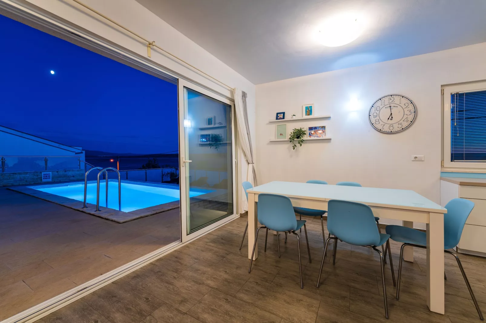 Sea view Villa Anpero-Eetkamer