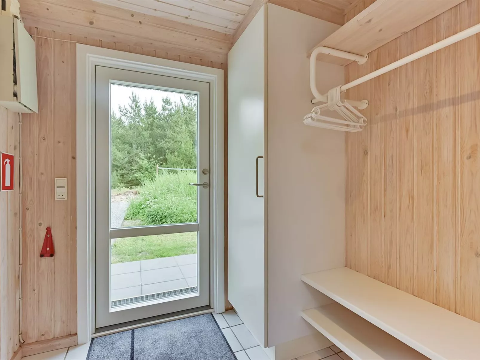 "Ellanor" - 1km from the sea-Binnen