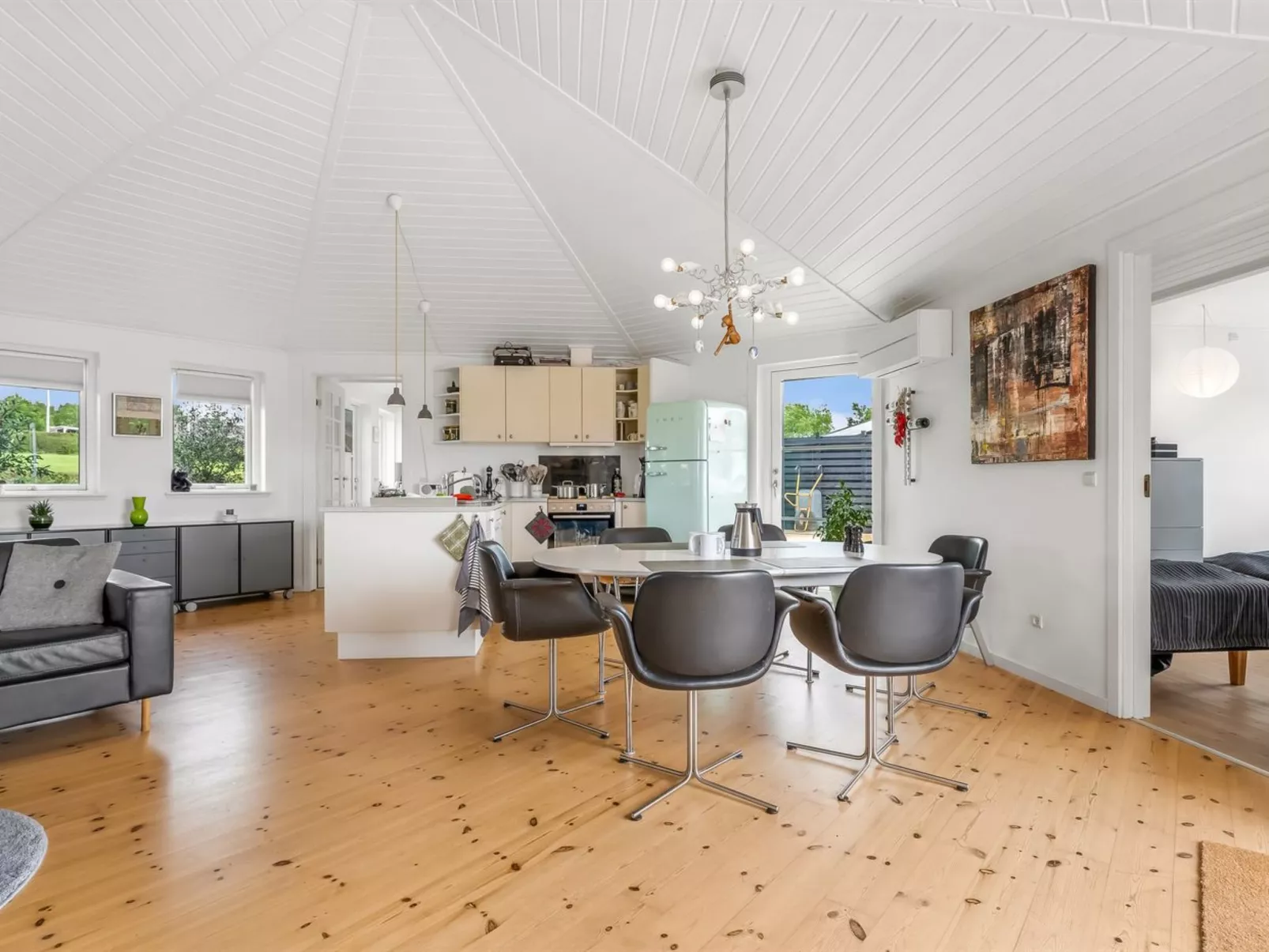 "Glenda" - 2.1km from the sea-Binnen