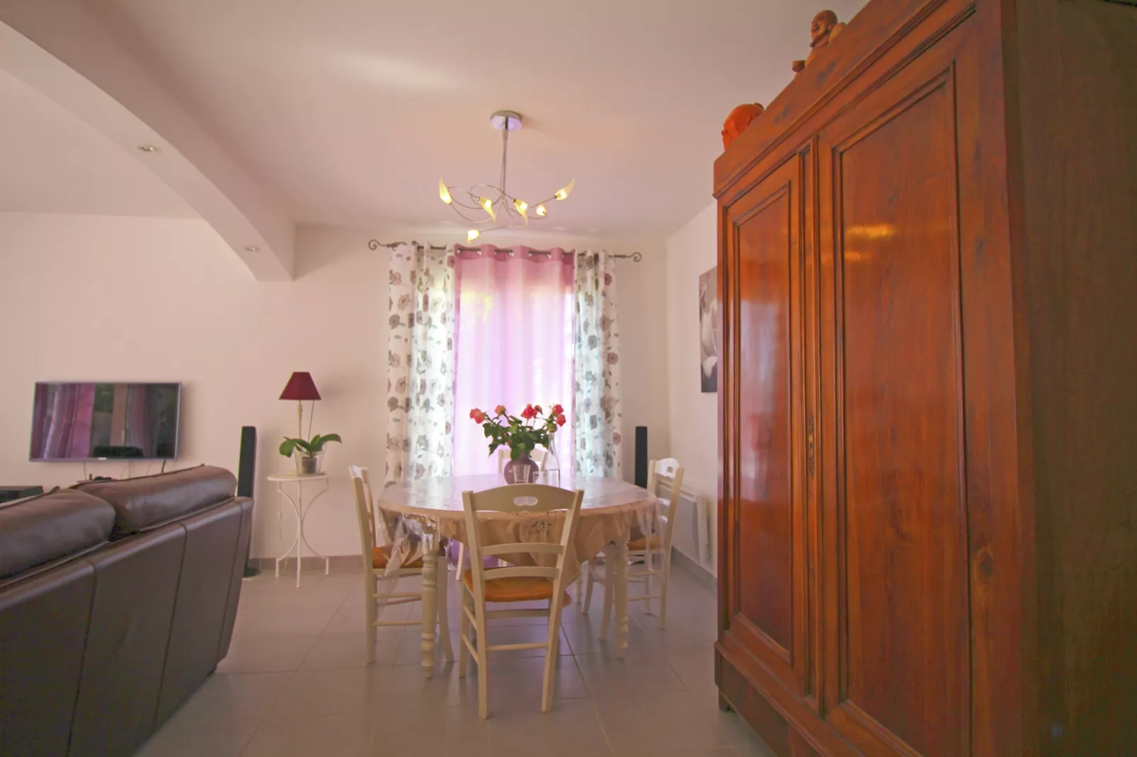 Prachtig vakantiehuis met privézwembad-Eetkamer