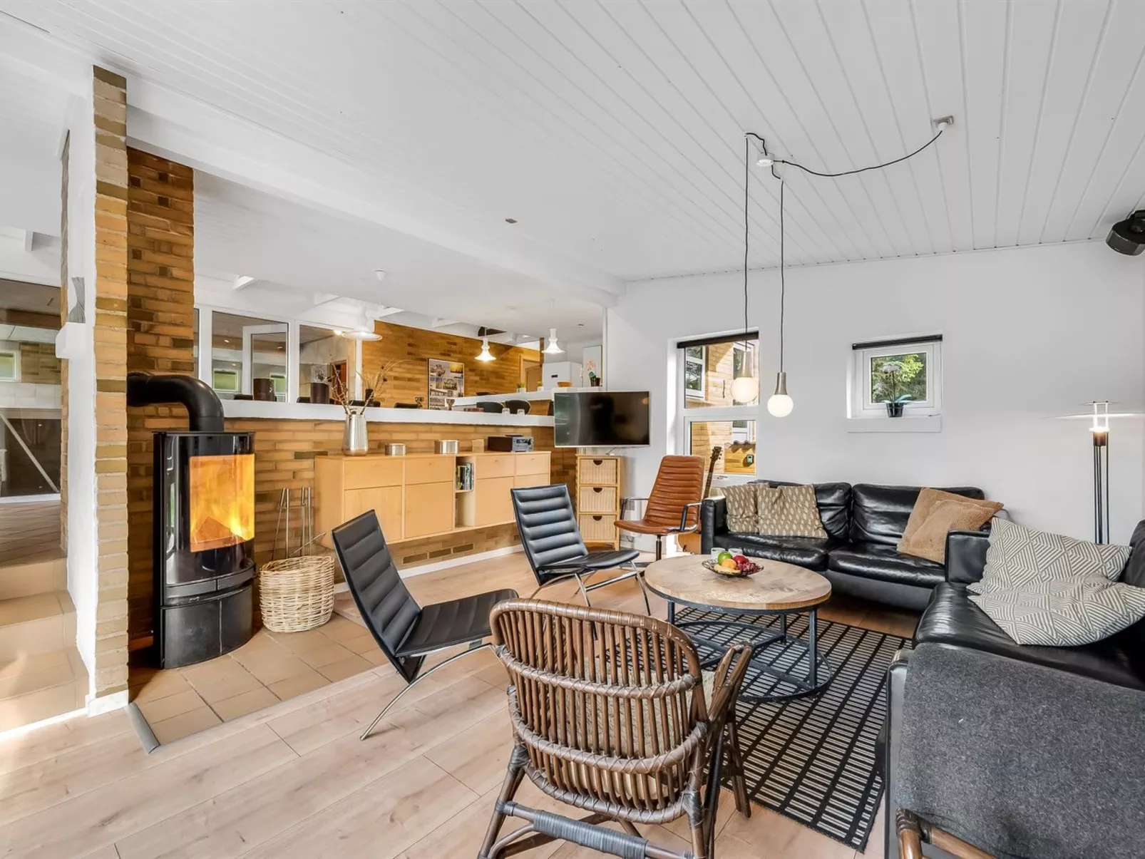 "Ewy" - 300m from the sea-Binnen