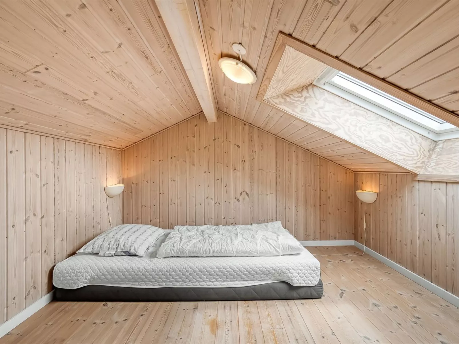 "Aurelie" -  from the sea-Binnen