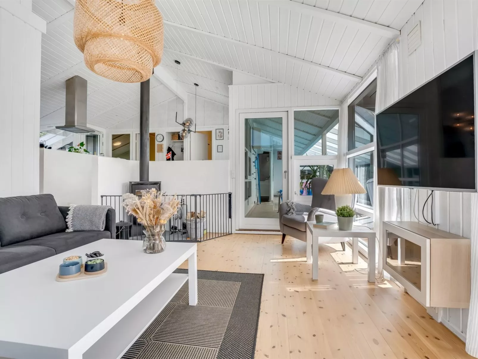 "Ellie" - 700m from the sea-Binnen