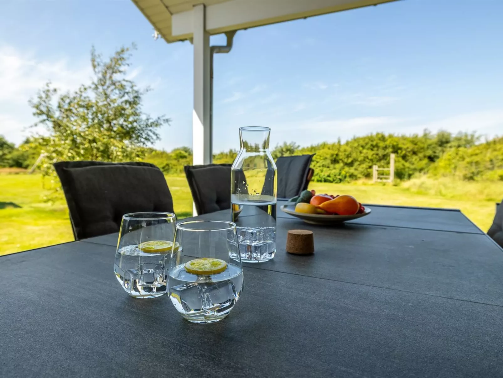 "Ernesta" -  from the sea-Buiten