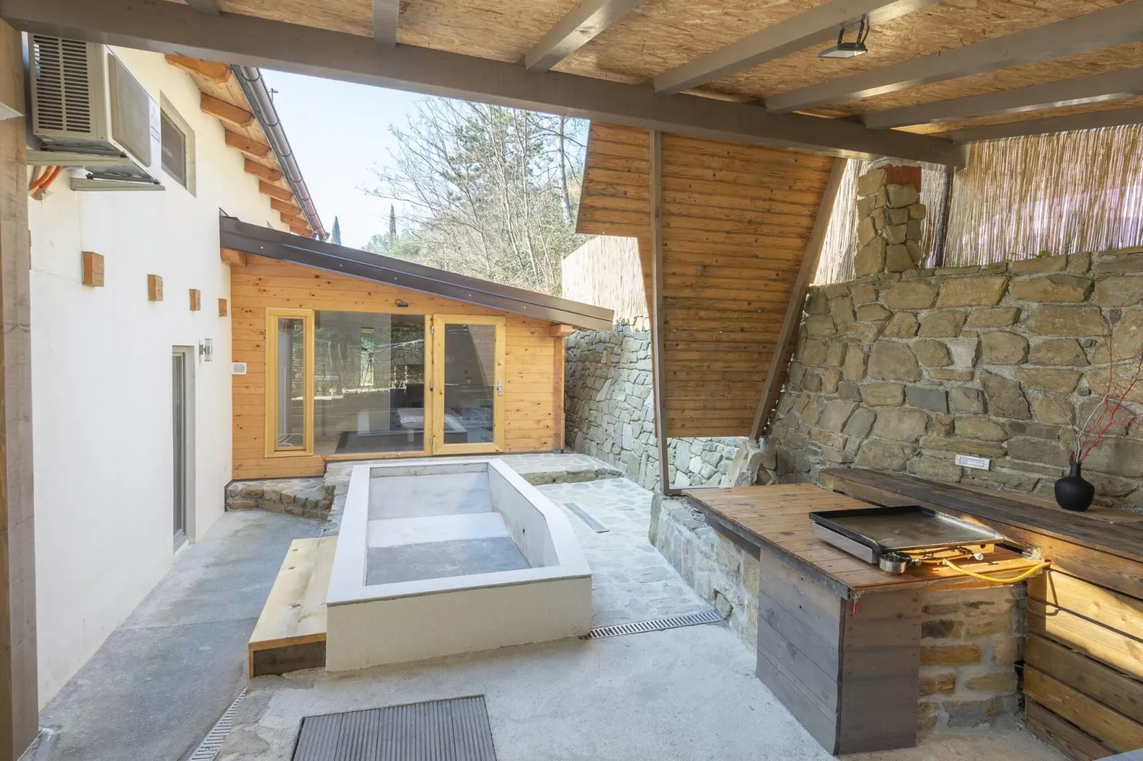 Family-Friendly Serene Retreat Holiday Home - Four Bedroom Holiday Home  with Terrace-Zwembad