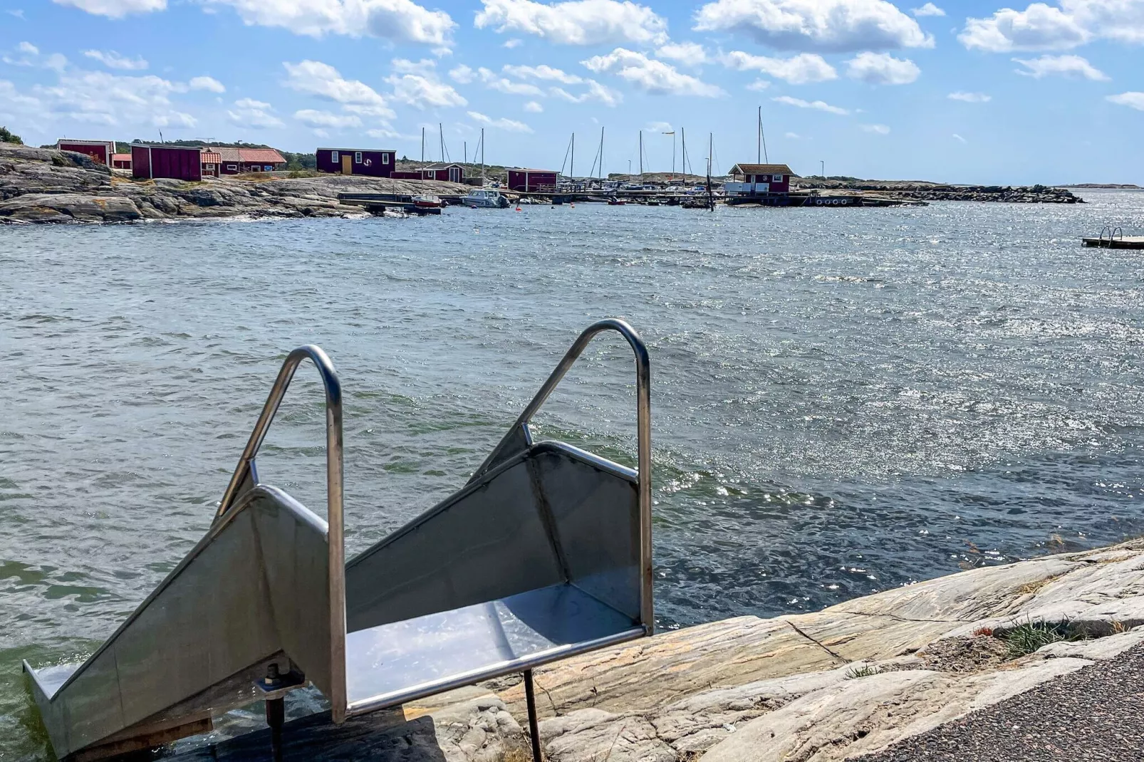 Kustwoning in Sandvik met zwembad-Buitenlucht