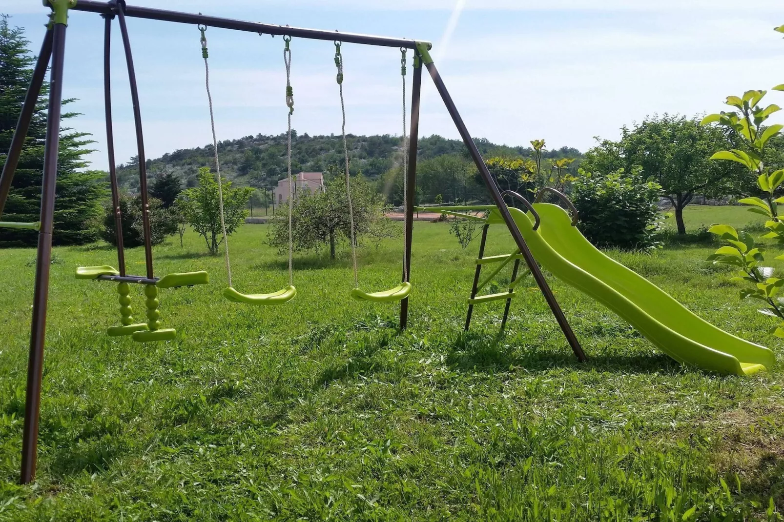 Sport & Spa Villa Neoric-Tuinen zomer