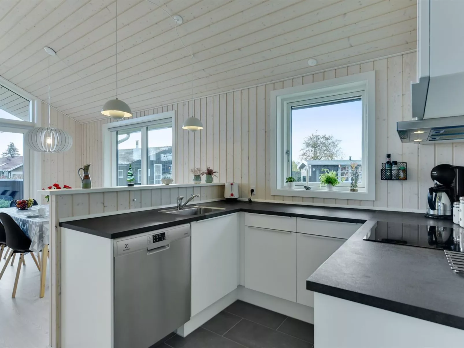 "Sighfrith" - 150m from the sea-Binnen