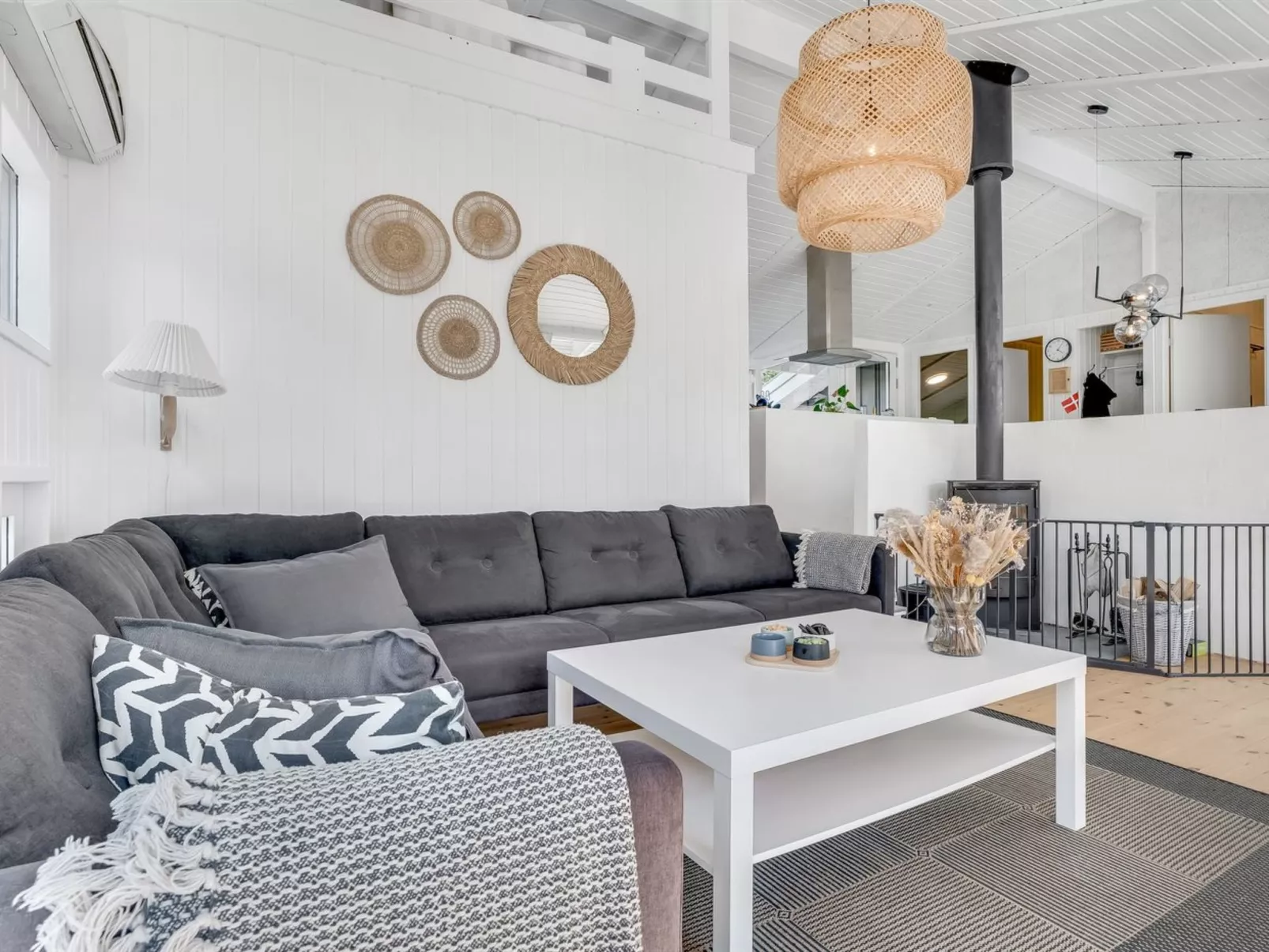 "Ellie" - 700m from the sea-Binnen