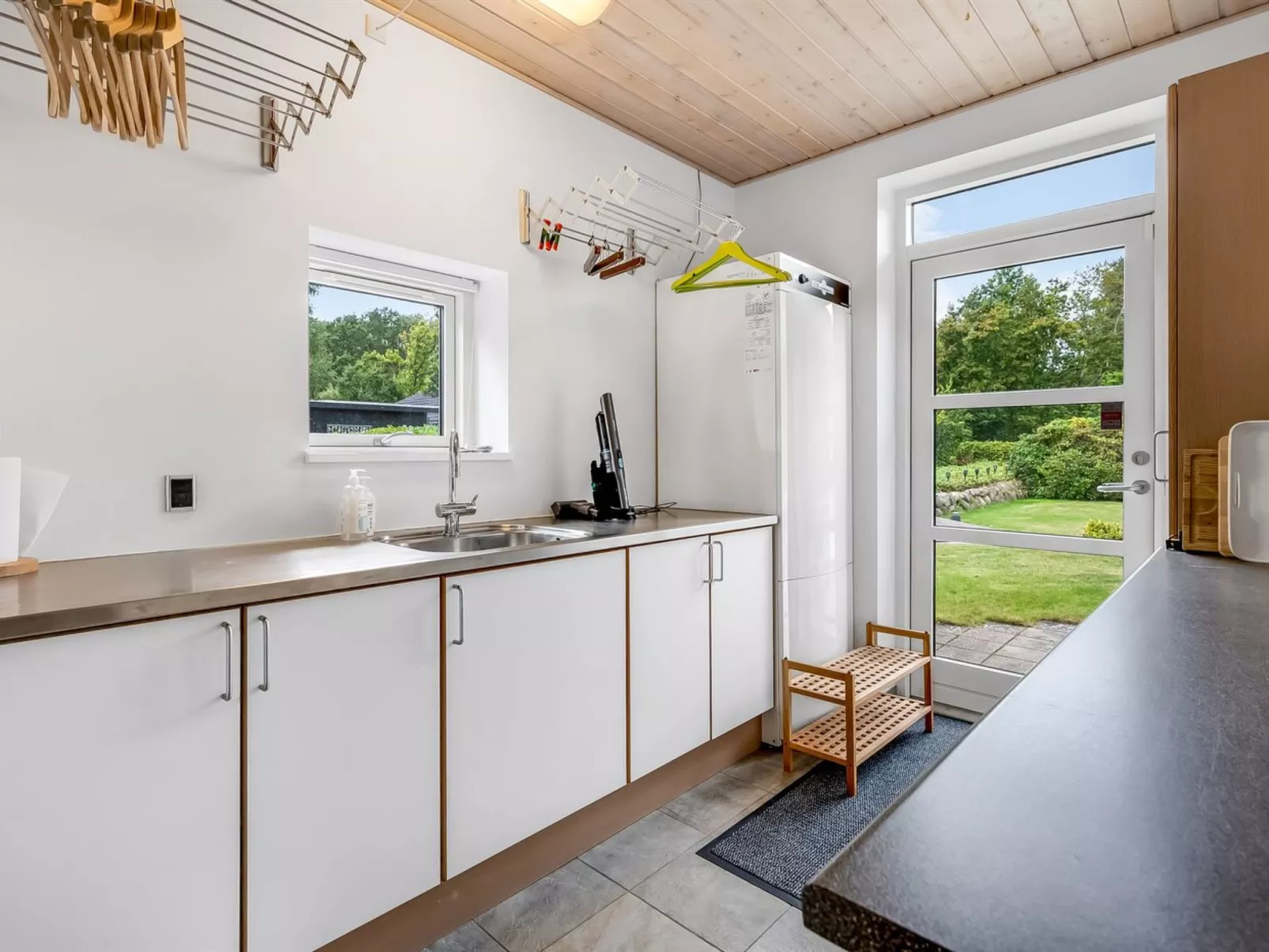 "Jyrki" - 100m from the sea-Binnen