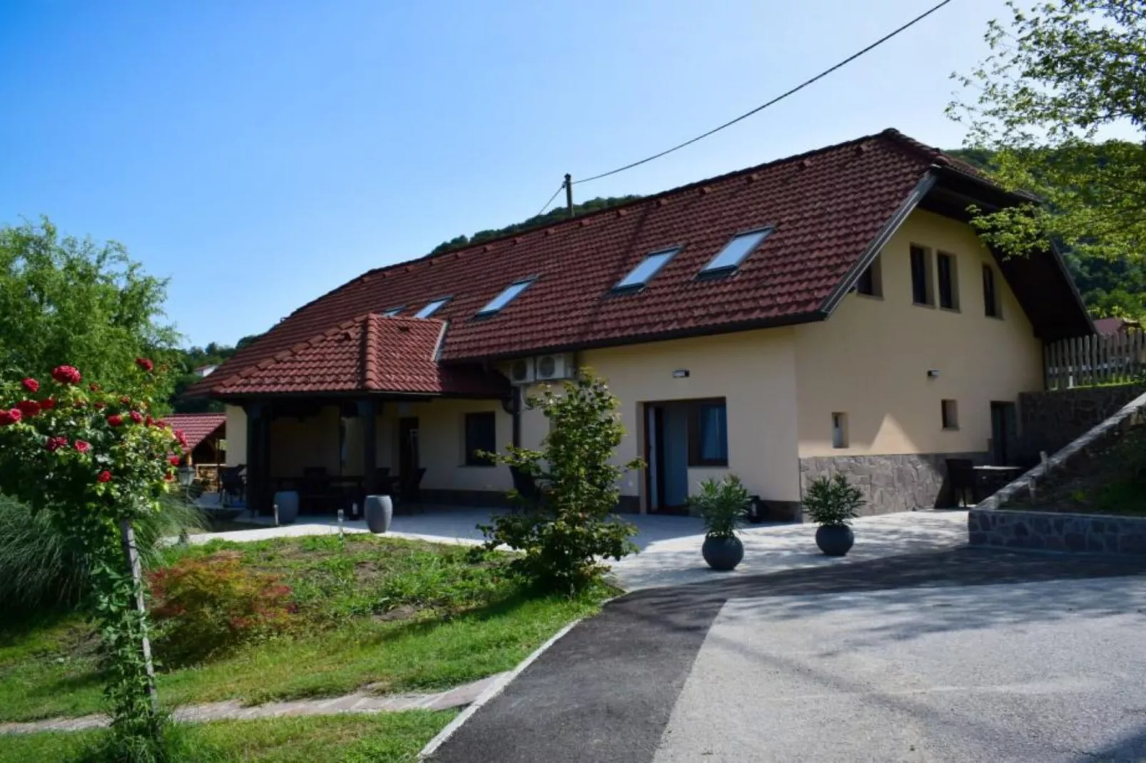 Zevnik Quiet Retreat with Stunning Views and Equestrian Activities - One Bedroom Apartment-Buitenlucht
